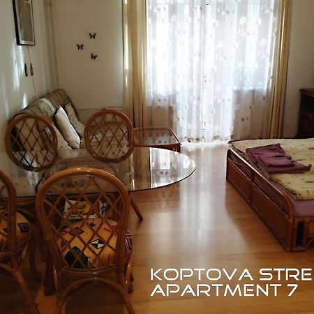 Holiday Apartments การ์โลวีวารี ภายนอก รูปภาพ