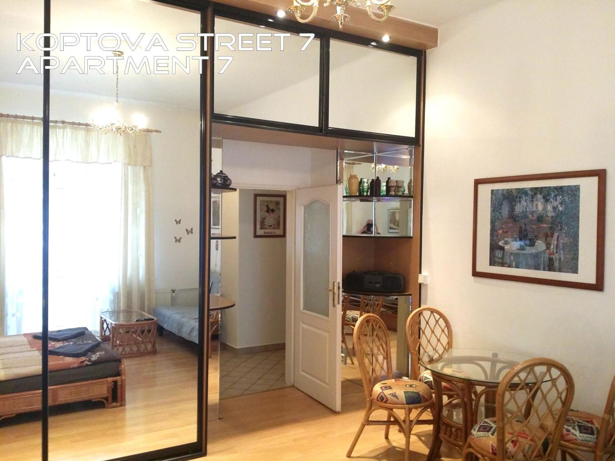 Holiday Apartments การ์โลวีวารี ภายนอก รูปภาพ