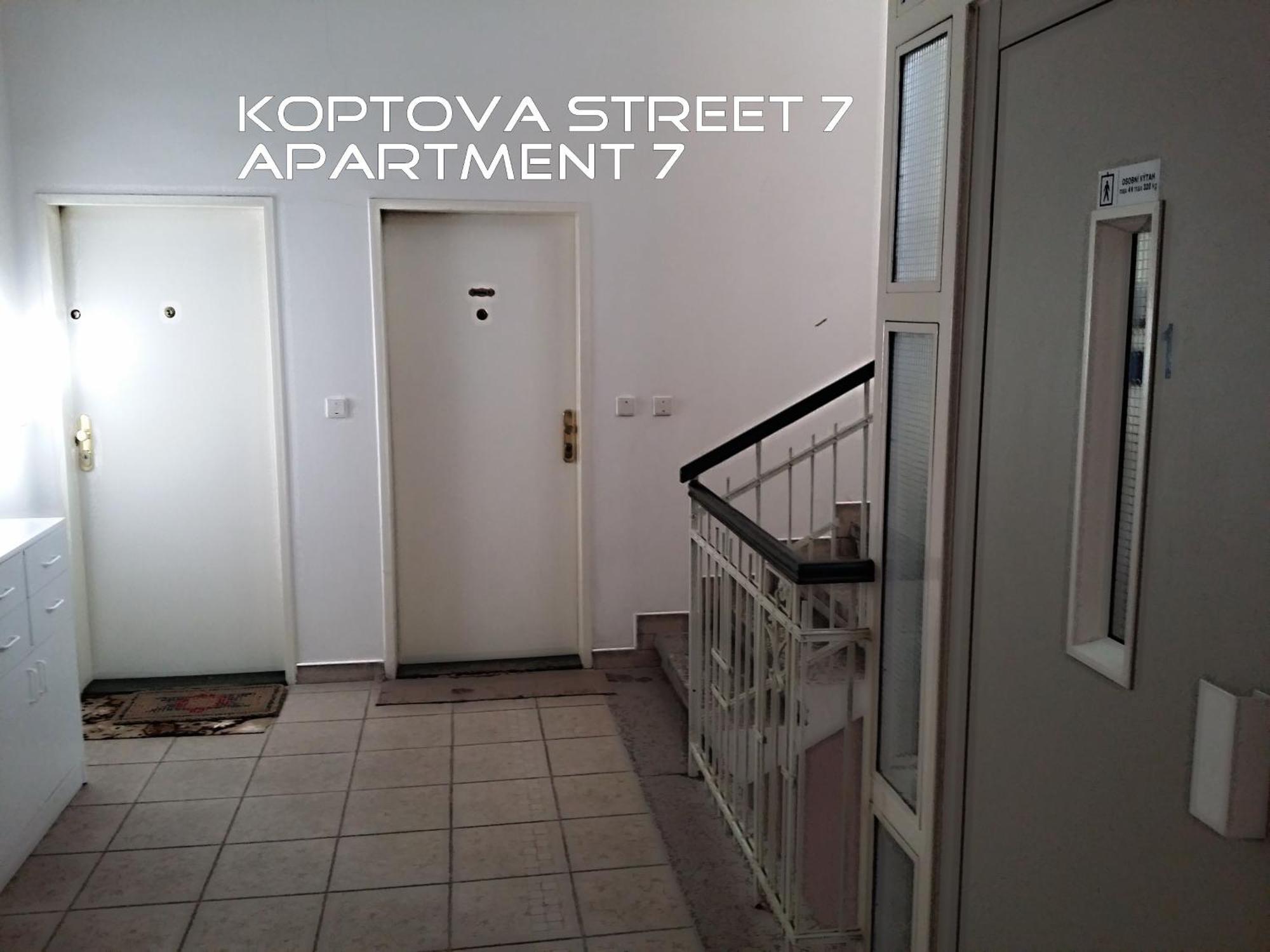 Holiday Apartments การ์โลวีวารี ภายนอก รูปภาพ