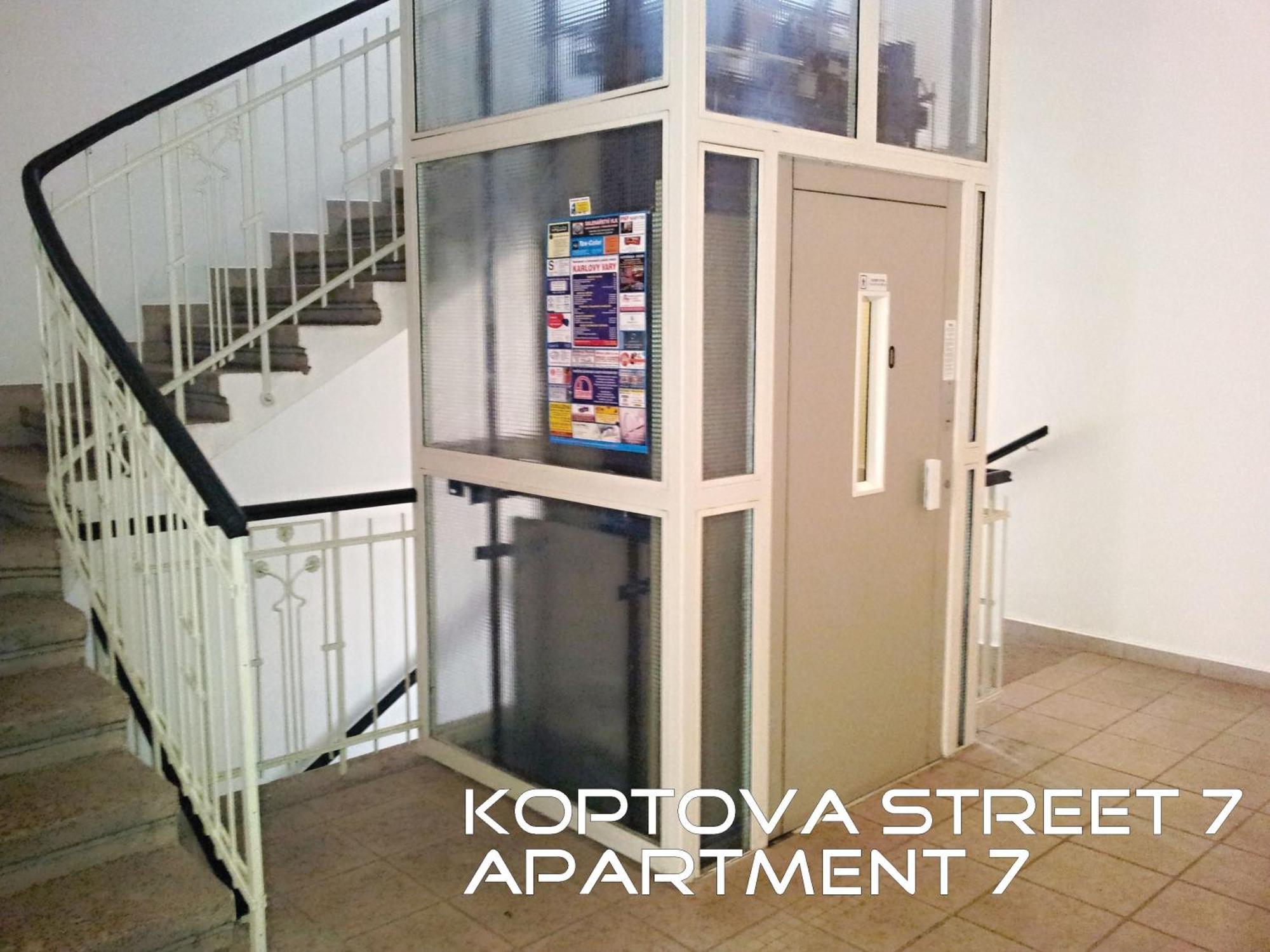 Holiday Apartments การ์โลวีวารี ภายนอก รูปภาพ
