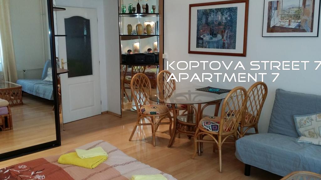 Holiday Apartments การ์โลวีวารี ภายนอก รูปภาพ