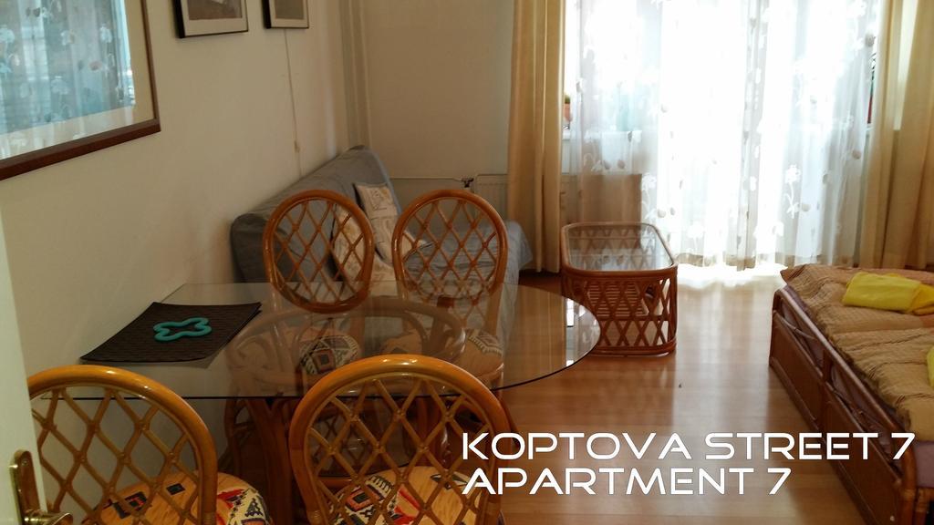 Holiday Apartments การ์โลวีวารี ภายนอก รูปภาพ