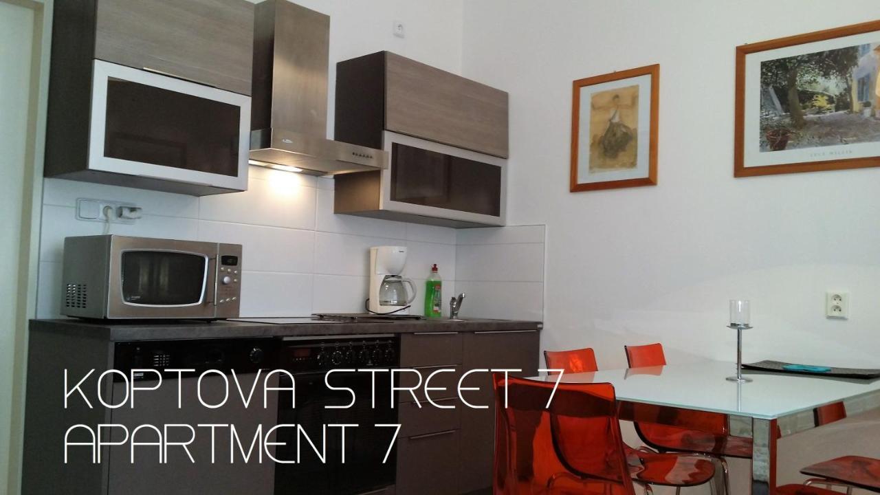 Holiday Apartments การ์โลวีวารี ภายนอก รูปภาพ